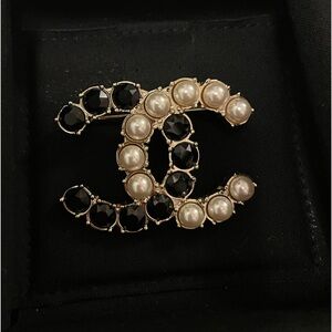 Chanel Brooch with pearls and black stone